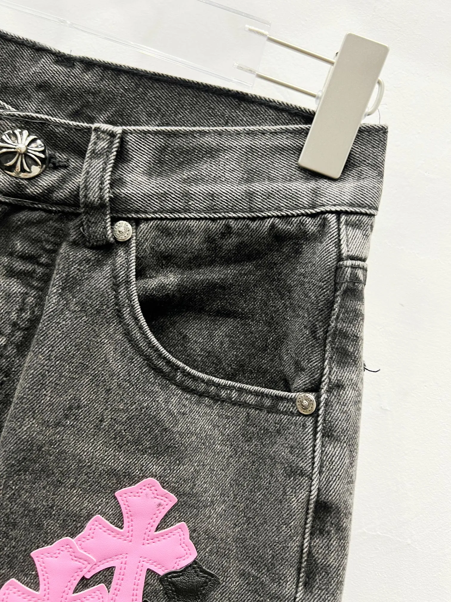 P290 Style No.: (C005) Chrome Hearts & CH Chrome Hearts three-color leather grimace element rapper Nomi's same cross jeans. Really restores the ultimate vintage texture. Special Italian cowhide print and then cut. Customized sheepskin three-layer thick line leather. The whole body is spliced in heavy water washing process. Craftsmen hand-splash ink. You can see the details. Three-dimensional cutting version. Loose and comfortable, not picky on the figure. Look taller and slimmer. Factory precision work. Original factory quality control. Same style for men and women. Can be matched with couples. Versatile recommendation. Must-have jeans for all seasons. Color: black Size: 28-30-32-34-36